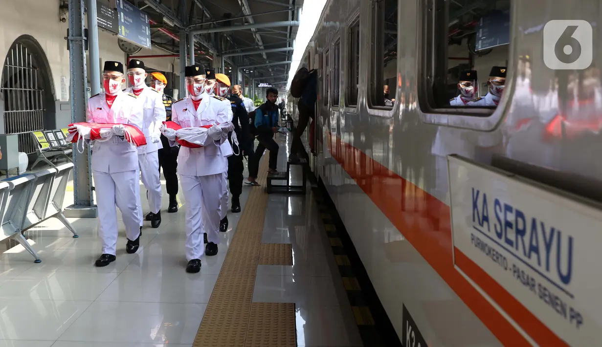 Personel Paskibra bersiap melakukan upacara bendera di Stasiun Pasar Senen, Jakarta, Senin (17/8/2020). Dalam rangka peringatan ke-75 tahun Hari Kemerdekaan Indonesia, PT KAI Daop 1 Jakarta mengadakan upacara pembentangan Bendera Merah Putih sepanjang 17 meter. (Liputan6.com/Helmi Fithriansyah)