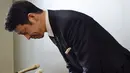 Gubernur Niigata, Ryuichi Yoneyama membungkuk ketika menggelar konferensi pers di kota Niigata, Jepang, 17 April 2018. Tokoh penentang reaktor nuklir di negara tersebut mengundurkan diri terkait skandal seks yang menyeret dirinya. (JIJI PRESS / AFP)