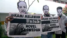 Sejumlah warga menggelar aksi dukungan untuk penyidik KPK Novel Baswedan saat sidang praperadilan di PN Jakarta Selatan, Jumat (29/5/2015). Aksi tersebut sebagai bentuk dukungan terhadap Novel dan mengecam Bareskrim Polri. (Liputan6.com/Yoppy Renato)