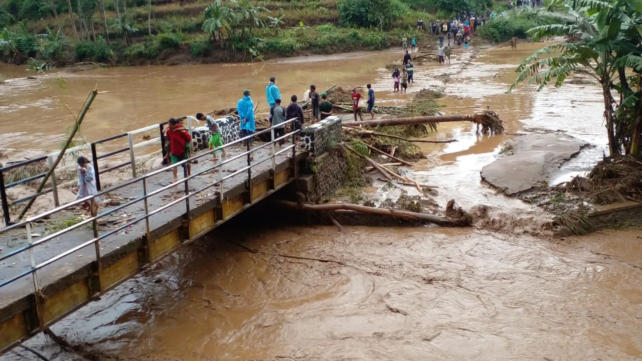 Sejumlah fasilitas umum di Kecamatan Sukawening, Garut, Jawa Barat, seperti jembatan rusak setelah diterjang banjir bandang petang kemarin.