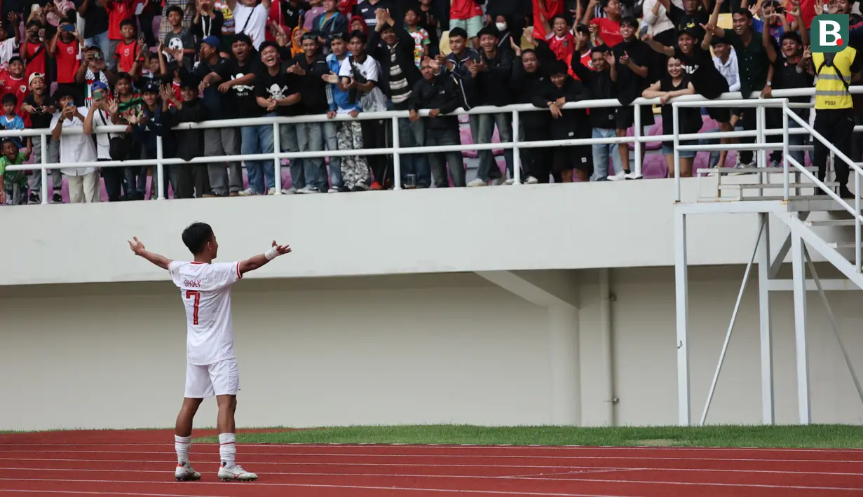 <p>Pemain Timnas Indonesia U-16, Muhamad Zahaby Gholy melakukan selebrasi setelah mencetak gol ke gawang Vietnam pada laga perebutan tempat ketiga Piala AFF U-16 2024 di Stadion Manahan, Solo, Jawa Tengah, Rabu (7/3/2024). (Bola.com/Abdul Aziz)</p>