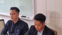 Eza Gionino dan pengacaranya. (M Altaf Jauhar/ Liputan6.com)