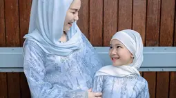 Ayu Ting Ting terlihat begitu anggun dengan busana Lebaran warna biru. Ia serasi dengan Bilqis yang terlihat makin menawan. Paras cantik Ayu dan Bilqis ini membuat warganet tak ragu untuk berikan pujian di kolom komentar. (Liputan6.com/IG/ayutingting92)