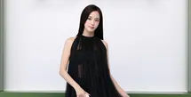 Jisoo mengenakan gaun pesta hitam berbahan silk pleated dari koleksi Dior Autumn-Winter 2026–2027. Ia melengkapi tampilannya dengan berbagai aksesori Dior yang semakin menegaskan kesan elegan dan klasik. [Image Credit: Getty Images/DIOR]
