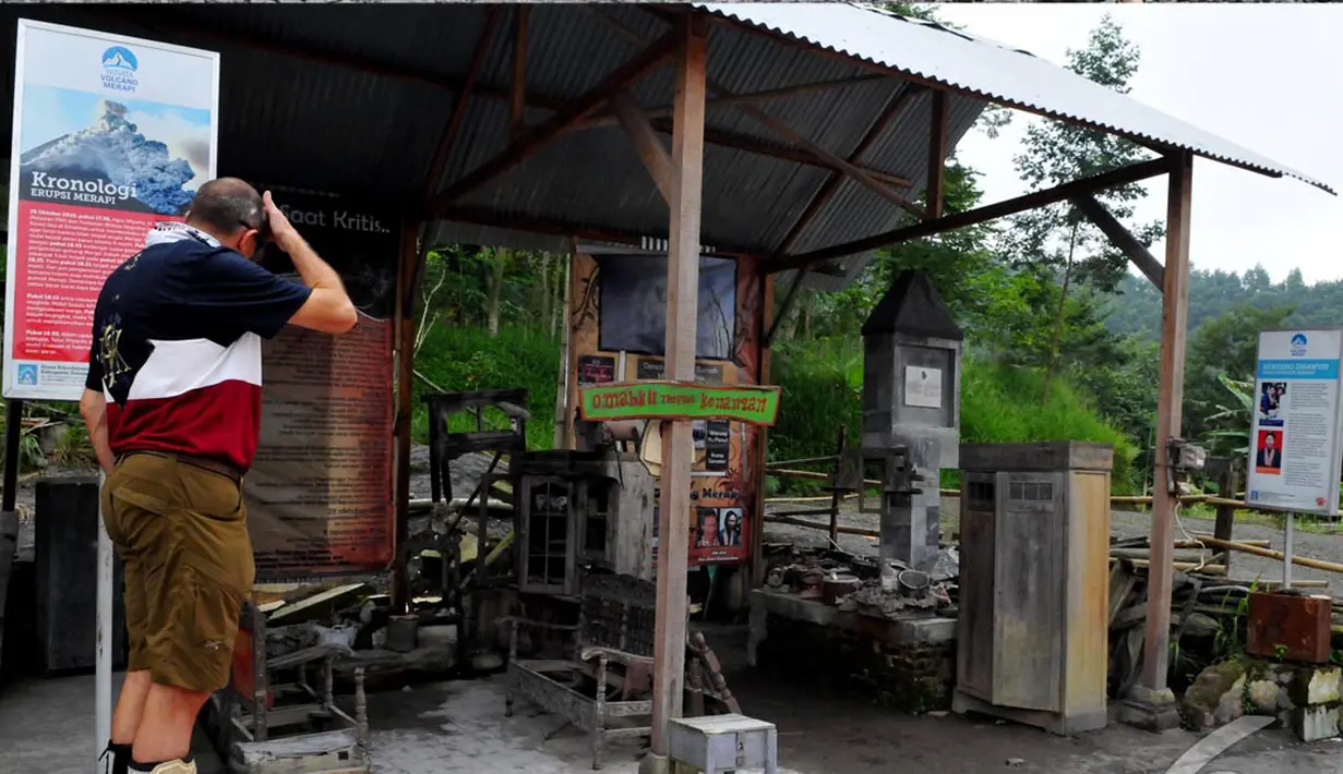 Seorang wisatawan asing sedang melihat Museum Mbah Maridjan, Yogyakarta, Senin (12/05/2014) (Liputan6.com/Andrian M Tunay).