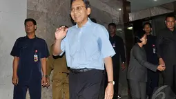 Boediono datang mengenakan kemeja berwarna biru langit. Saat datang iapun disambut hangat, Jakarta, Rabu (27/8/2014) (Liputan6.com/Miftahul Hayat)