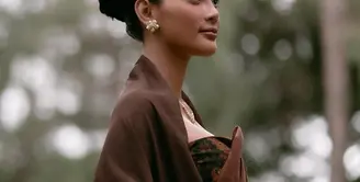 Erika Carlina dikenal akan pesona eksotisnya dengan kulit sawo matang khas perempuan Indonesia. Namun Erika Carlina tampil dengan pesona berbeda di foto terbaru [@eri.carl]