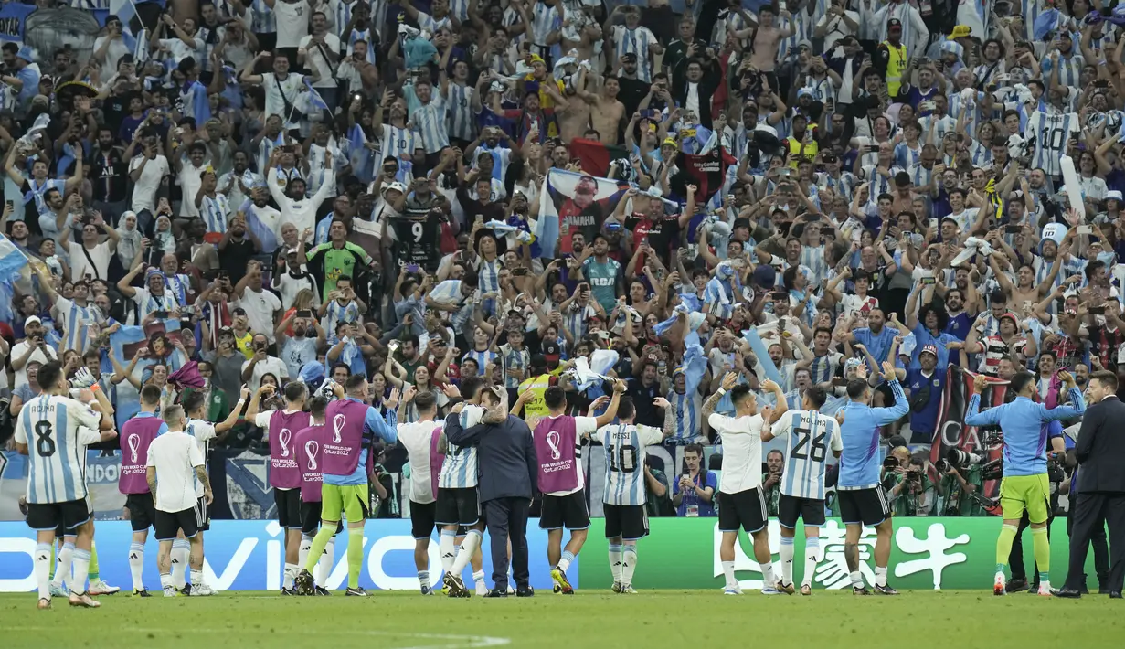 Para pemain Argentina menyapa para penggemar setelah memenangkan pertandingan melawan Meksiko pada grup C Piala Dunia 2022 Qatar di Stadion Lusail di Lusail, Qatar, Minggu 27 November 2022. Argentina menang atas Meksiko dengan skor 2-0. (AP Photo/Hassan Ammar)