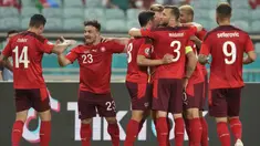 Swiss masih berpeluang menjadi 4 tim peringkat 3 terbaik usai menang 3-1 atas Turki dalam laga terakhir Grup A Euro 2020 (Euro 2021), Minggu (20/6/2021) malam WIB di Baku Olympic Stadium, Azerbaijan. Sedangkan Turki dipastikan tersingkir dengan nir poin. (Foto: AP/Pool/Darko Vojinovic)