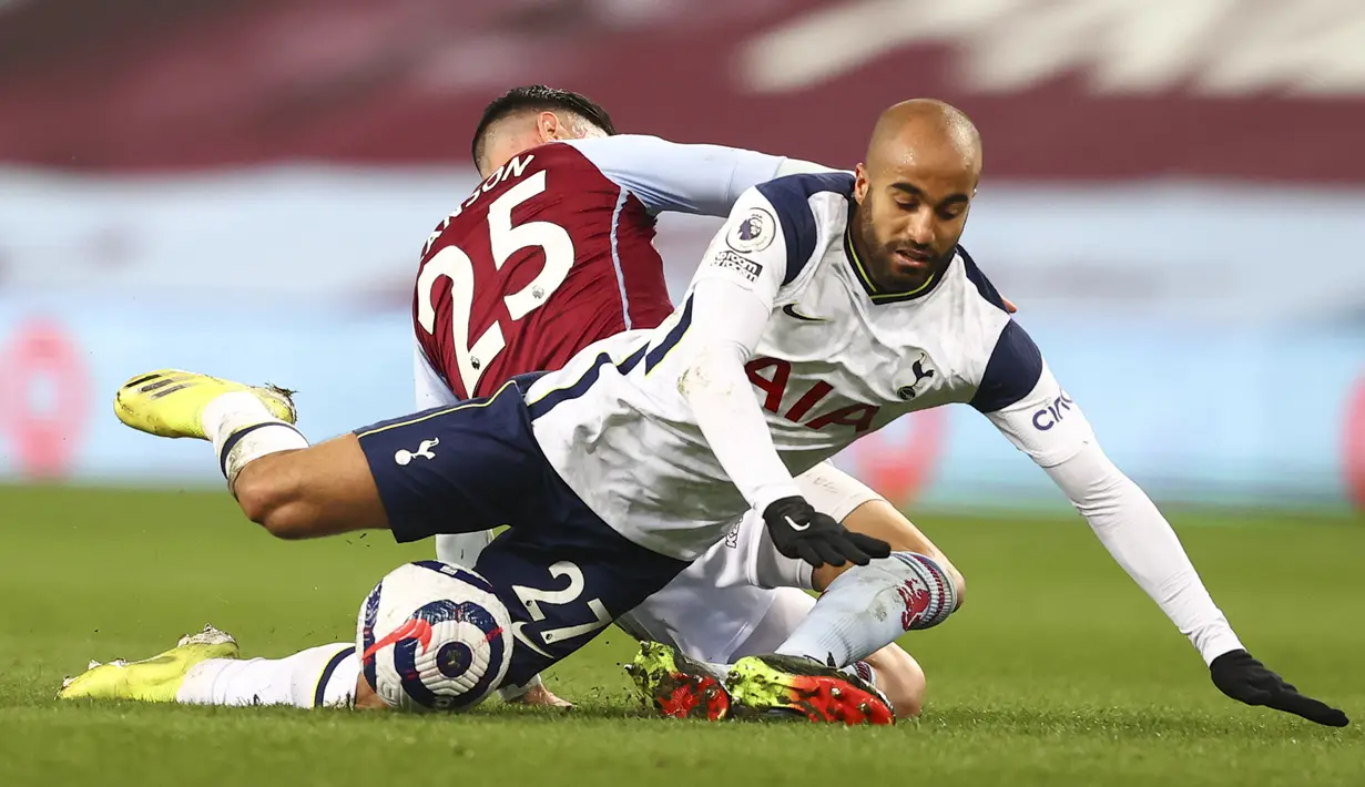 Gelandang Tottenham Hotspur, Lucas Moura (depan) terjatuh usai ditekel gelandang Aston Villa, Morgan Sanson dalam laga lanjutan Liga Inggris 2020/2021 pekan ke-29 di Villa Park, Minggu (21/3/2021). Tottenham menang 2-0 atas Aston Villa. (AP/Michael Steele/Pool)