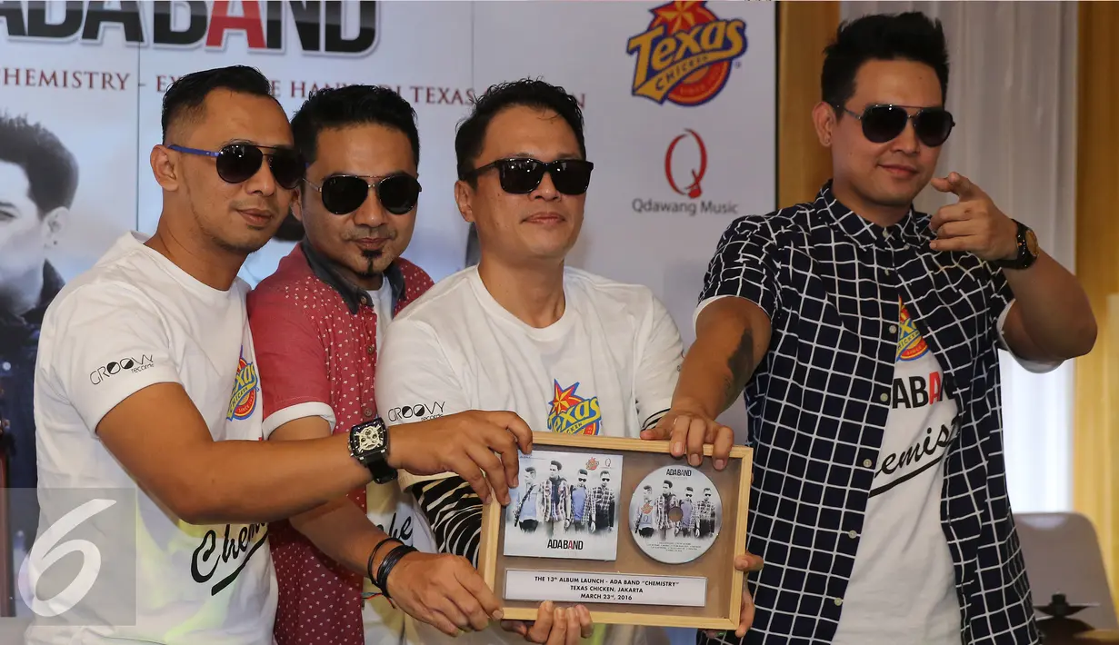 Di Album ADA Band yang ke-13 ini, pihak ABM Entertainment menggandeng Texas Chicken dan Qdawang music guna mendistribusikan penjualan CD Ada Band secara eksklusif melalui outlet Texas Chicken, Jakarta, Rabu (23/3). (Liputan6.com/Herman Zakharia)