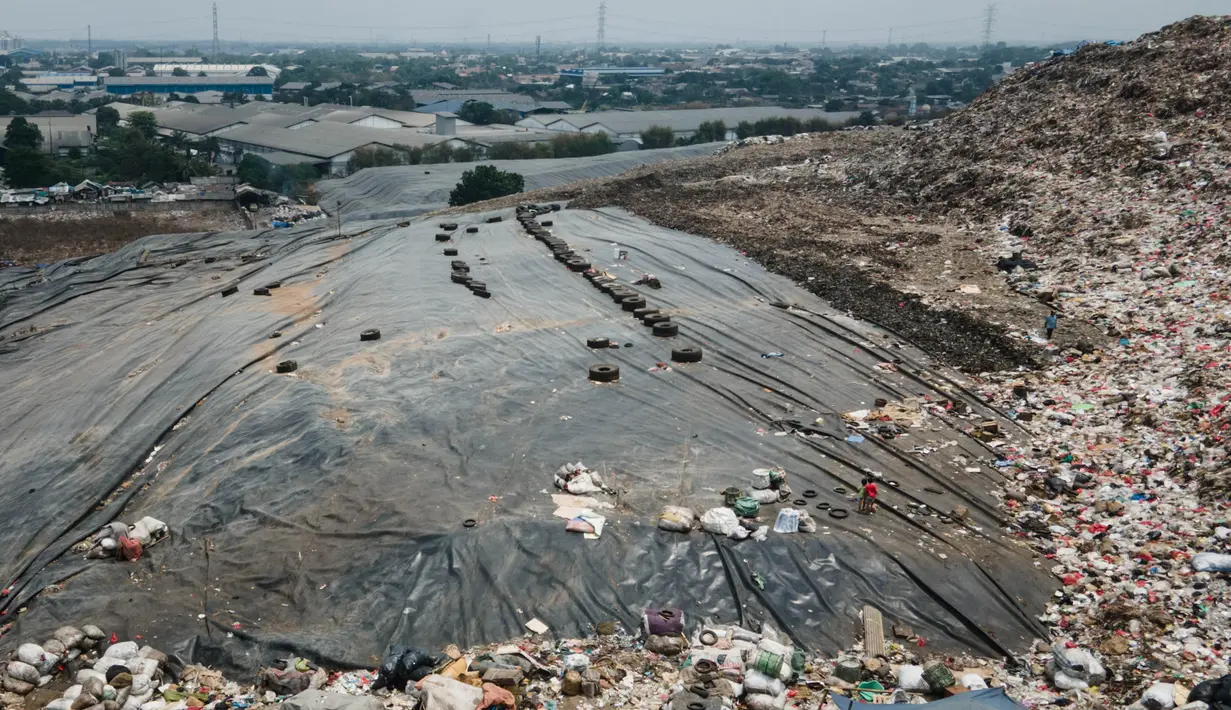 Foto pemandangan dari udara Tempat Pembuangan Sampah Terpadu (TPST) Bantar Gebang yang diambil pada tanggal 14 September 2023. (Yasuyoshi CHIBA/AFP)