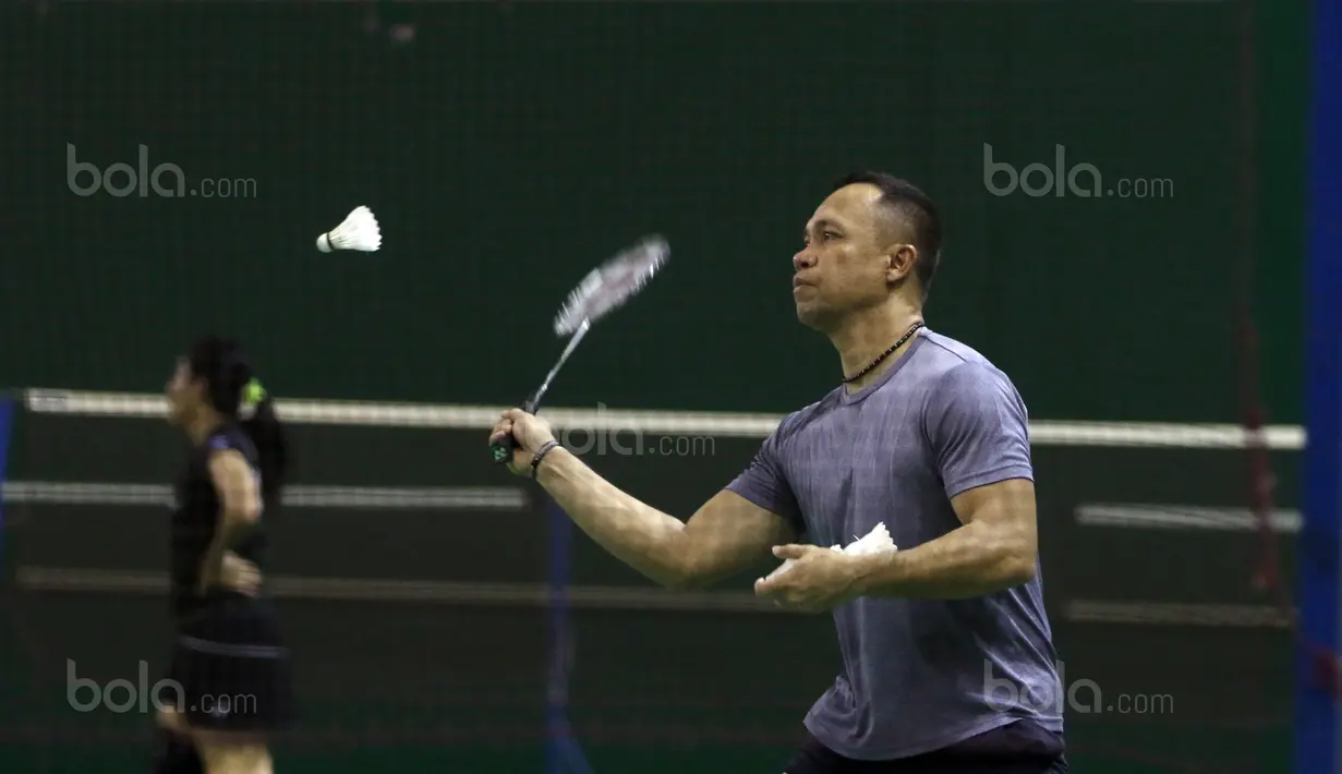 Pelatih Bulutangkis Indonesia, Rexy Mainaky tengah berlatih dengan anak asuhnya di Cipayung, Jakarta Timur, Senin (14/8/2017). Tim Bulutangkis akan menghadapi dua event besar yaitu SEA Games 2017 dan BWF World Championship. (Bola.com/Nicklas Hanoatubun)