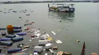 Material dan barang-barang kapal pengangkut BBM meledak ini berserakan di laut Pelabuhan Jepara. (Liputan6.com/Felek Wahyu).