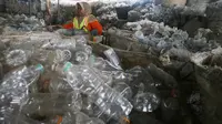 Proses penyortiran sampah botol plastik bekas di RBU Tangsel (Liputan6.com/Harun Mahbub)
