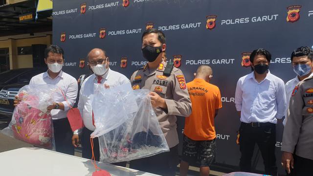 Kapolres Garut AKBP Wirdhanto Hadicaksono menunjukan beberapa barang bukti yang digunakan YAK saat menghabisi nyawa Deti yang merupakan istrinya, akhir 2020 lalu.