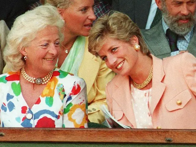 Putri Diana dan ibunya Frances Shand Kydd (AP)