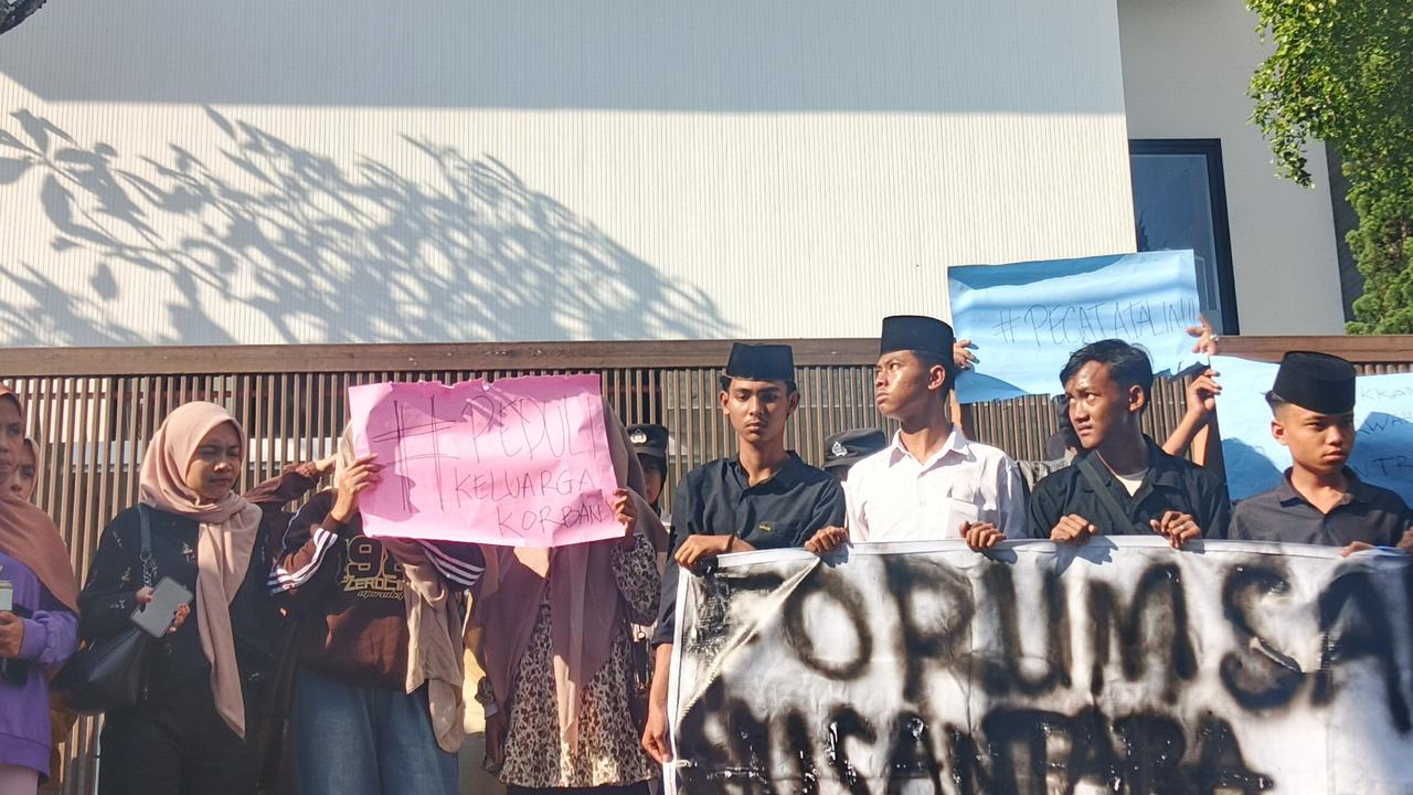 Santri Bandung geruduk rumah Atalia