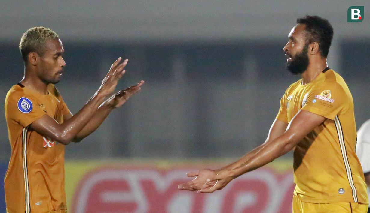 Pemain Bhayangkara FC Arthur Barrios yang baru masuk sukses menjadi momok menakutkan dengan membobol gawang Persik Kediri. Hingga peluit panjang berbunyi, tidak ada gol tambahan yang tercipta. (Bola.com/M Iqbal Ichsan)