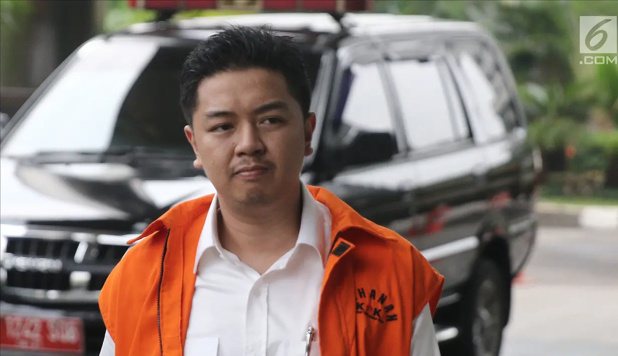 Wali Kota nonaktif Kendari Adriatma Dwi Putra saat tiba di Gedung KPK, Jakarta, Jumat (25/5). Adriatma menjalani pemeriksaan sebagai tersangka dugaan suap pengadaan barang dan jasa di Pemkot Kendari TA 2017-2018. (Liputan6.com/Herman Zakharia)