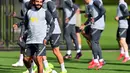 Gelandang Liverpool asal Mesir Mohamed Salah melakukan pemanasan selama sesi latihan di pusat pelatihan Axa di Kirkby, Liverpool, Inggris (27/9/2021). Liverpool akan bertanding melawan Porto pada grup B Liga Champions di Estadio do Dragao. (AFP/Paul Ellis)