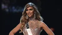 Miss Spanyol, Angela Ponce bersaing dalam kompetisi gaun malam selama babak penyisihan Miss Universe 2018 di Bangkok, (13/12). Angela Ponce menjadi perempuan transgender pertama yang jadi kontestan Miss Universe dalam sejarah. (Lillian SUWANRUMPHA/AFP)