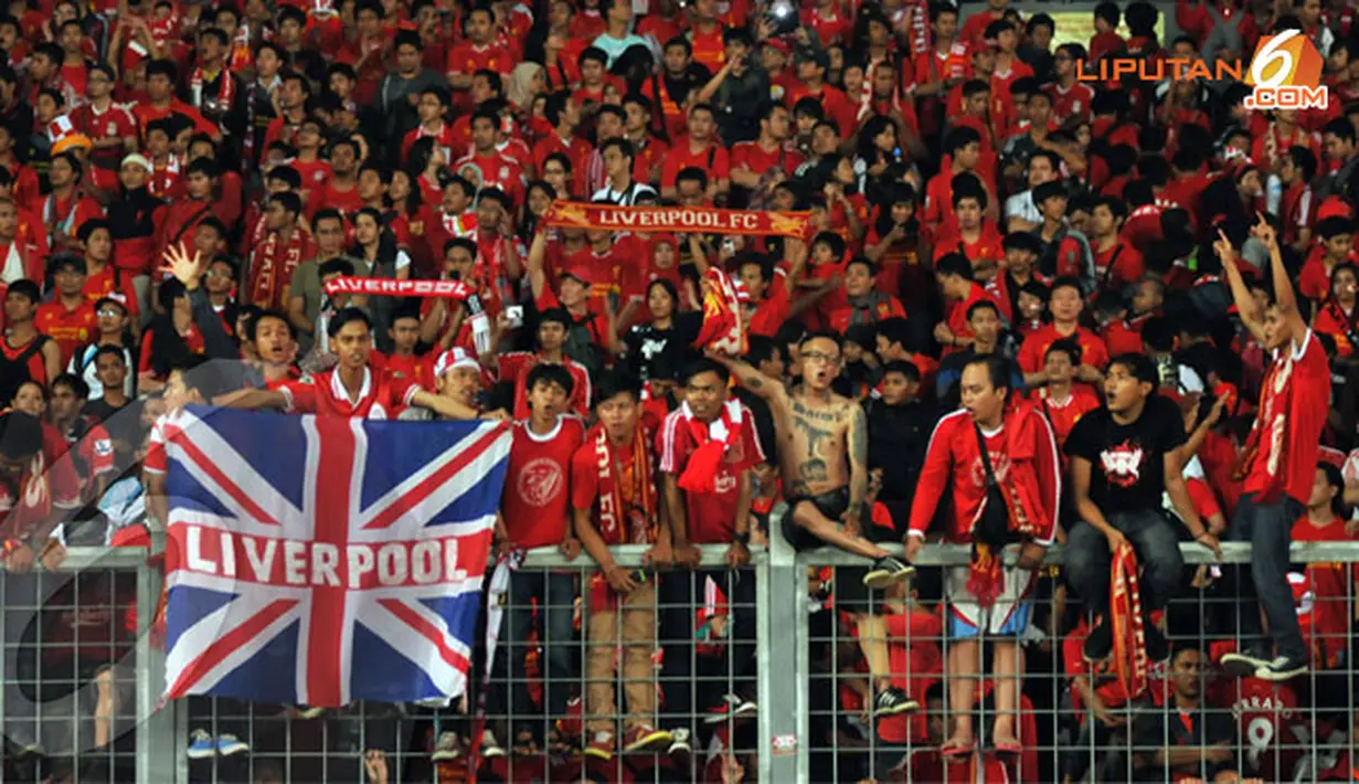 Stadion GBK, Jakarta, seakan-akan berubah menjadi Anfield Stadium karena penuh dengan warna merah. (Liputan6.com/Helmi Fithriansyah)