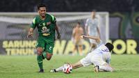 Pemain Persebaya Surabaya, Catur Pamungkas (kiri) berhasil melewati hadangan pemain PSIM Yogyakarta,&nbsp;Yusaku Yamadera&nbsp;pada BRI Super League 2025/2026 di Stadion Gelora Bung Tomo, Surabaya,&nbsp;Jumat (8/8/2025). (Bola.com/Abdul Aziz)&nbsp;