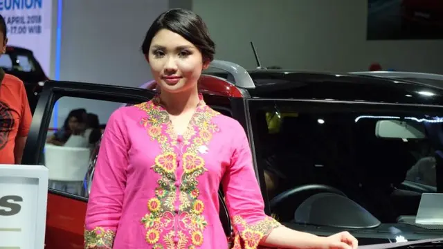 Mengintip Cantiknya SPG Berkebaya di IIMS 2018 (Arief Aszhari/Liputan6.com)