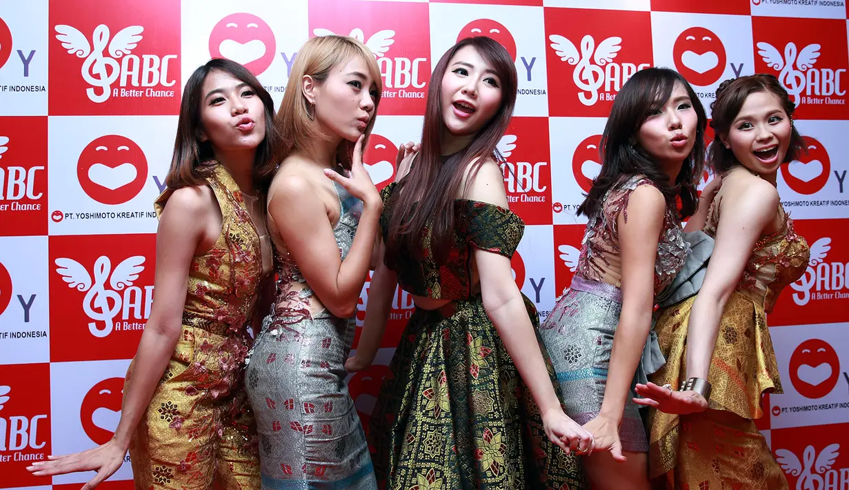 "Dulu aku dikenal dengan Cherly Chibi, Steffy Chibi, Gigi Chibi, Ryn Chibi. Kalau sekarang kita punya nama baru. Saya Cherly Wasabi, terus Ryn Tamagoyak, Gigi Chuka Wakame, Steffy Tempura, Amor Mico Miso Sup," papar Cherly. (Deki Prayoga/Bintang.com)