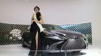 Agnes usher dari booth Lexus dinobatkan sebagai Miss Auto Show 2017. (Herdi Muhardi)