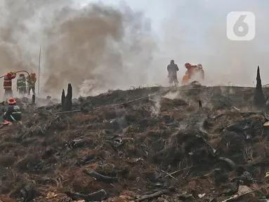 Petugas Pemadam Kebakaran Kabupaten Bogor memadamkan api di lapak ban bekas, Desa Bojong Nangka, Gunung Putri, Kamis (22/4/2021). Kebakaran lapak ban bekas yang terjadi Senin (19/4) petang tersebut hingga saat ini belum bisa dipadamkan. (Liputan6.com/Herman Zakharia)