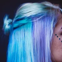 Ilustrasi rambut yang diwarnai dengan warna terang. (Sumber foto: Unsplash.com).