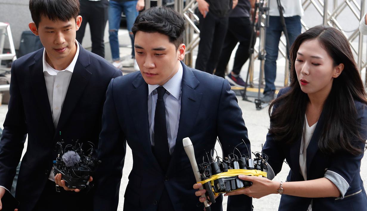 Mantan anggota boyband BIGBANG, Seungri (tengah) tiba untuk menjalani interogasi di Kantor Polisi Metropolitan Seoul, Rabu (28/8/2019). Polisi memanggil Seungri untuk memberikan keterangan atas tuduhan kasus perjudian di luar negeri. (AP/Ahn Young-joon)