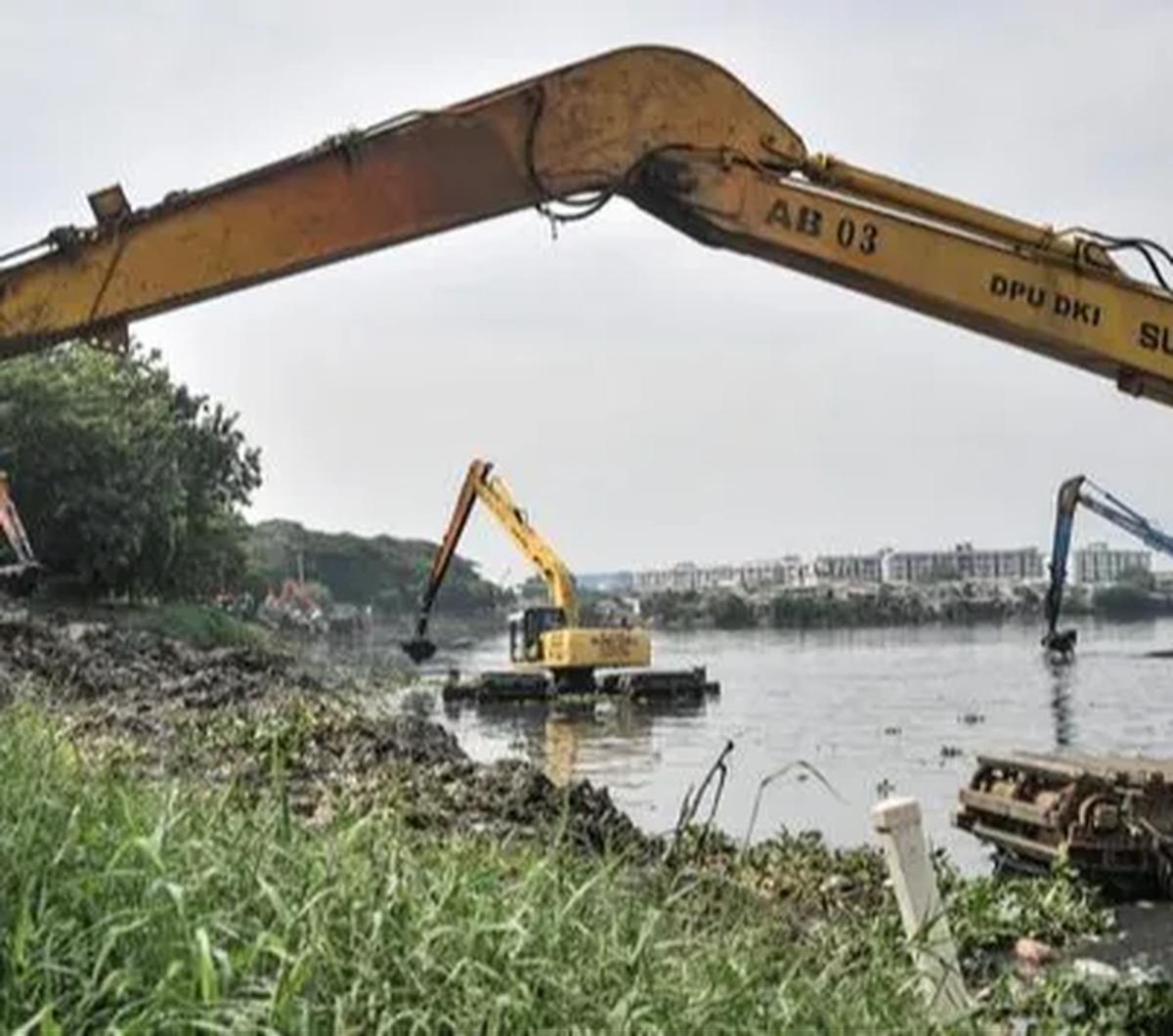 Hal serupa pun turut dirasakan oleh Diar (36) salah seorang warga sekitar mengaku sering melintas di sekitaran waduk Pluit apabila saat ingin bekerja.

"Kaya bau-bau amis gitu, sudah bau enggak enak dipandang juga. Kan gitu," keluh dia saat ditemui merd