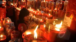 Salah seorang etnis Tionghoa menyalakan hio untuk berdoa, pada malam Tahun Baru Imlek 2566 di Klenteng Boen Tek Bio di Pasar Lama, Tangerang, Rabu (18/2/2015) malam. (Liputan6.com/Johan Tallo)