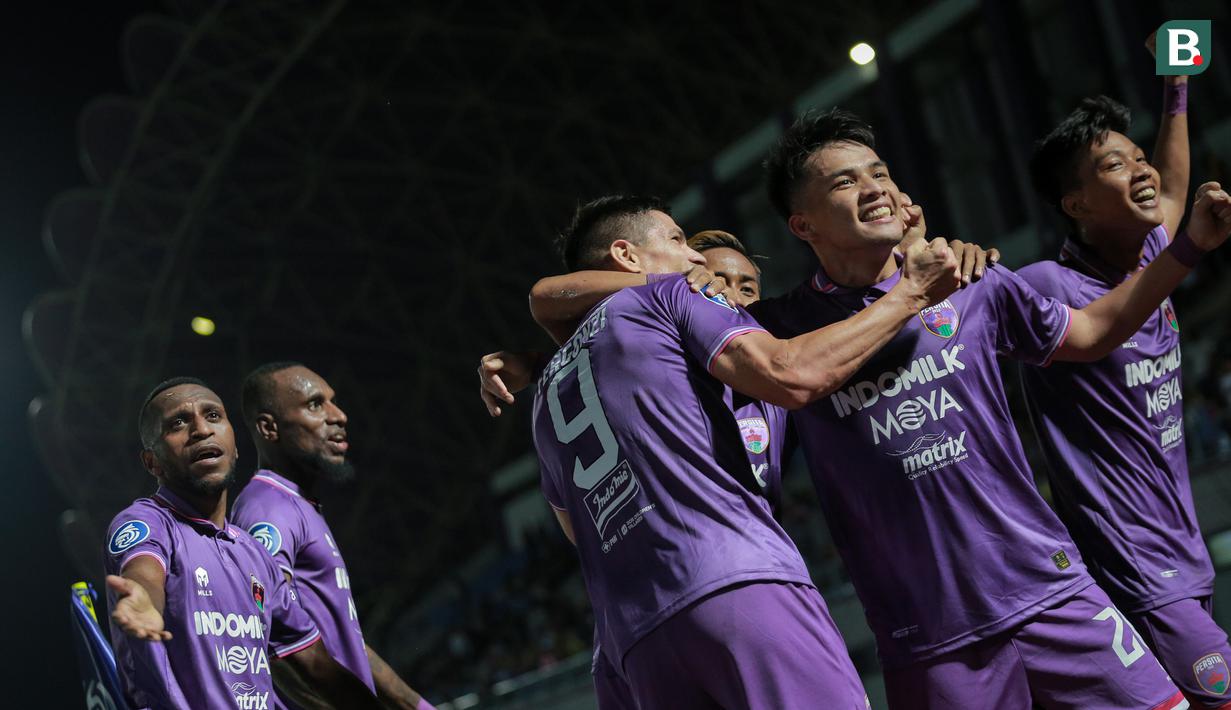 <p>Pemain Persita Tangerang merayakan gol kedua timnya yang dicetak oleh Muchamad Wildan Ramdhani Nugraha (kanan kedua) saat laga pekan pertama BRI Liga 1 2022/2023 antara Persita Tangerang melawan Persik Kediri di Indomilk Arena, Tangerang, Senin (25/07/2022). (Bola.com/Bagaskara Lazuardi)</p>