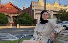 Potret Paula Verhoeven Berburu Sunset di Pantai Brighton Melbourne, Meski Terlambat Kecantikannya Tetap Terpancar