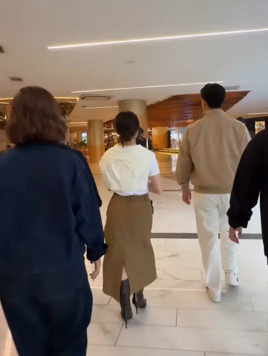 Rambut Nikita Willy pun ditata cepol ke belakang rapi.  [@nikitawillyofficial94]