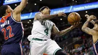 Guard Boston Celtics, Isaiah Thomas, mencoba melakukan layup saat menghadapi Washington Wizards pada babak semifinal Wilayah Timur NBA 2017 di TD Garden, Boston, Minggu (30/4/2017). (AP Photo/Michael Dwyer)
