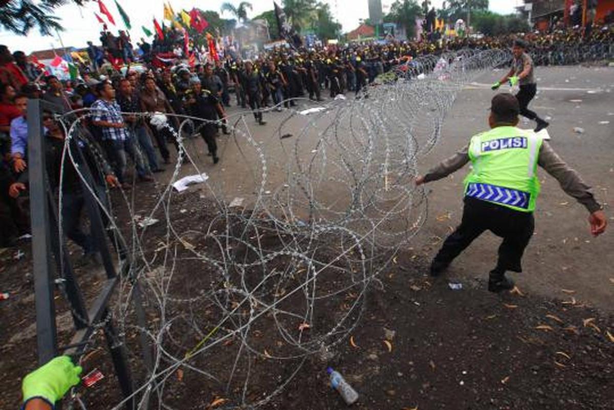 Dipasang kawat berduri, ratusan massa marah dengan polisi