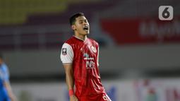 Pemain Persija Jakarta, Taufik Hidayat tampak kecewa usai gagal mencetak gol ke gawang Persib Bandung pada  laga final Piala Menpora 2021 di Stadion Maguwoharjo, Sleman, Minggu (25/4/2021). Persija sebelumnya juga menang 2-0 pada leg pertama. (Bola.com/M Iqbal Ichsan)