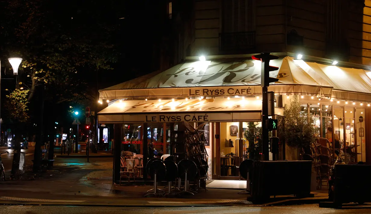 Tumpukan kursi di luar bar yang tutup di Paris di tengah langkah-langkah baru untuk memerangi penyebaran cepat Covid-19 pada Senin (5/10/2020). Seluruh bar dan kafe di Paris – yang diberlakukan siaga maksimum Covid-19 – ditutup selama dua pekan, yang dimulai 6 Oktober. (GEOFFROY VAN DER HASSELT/AFP)