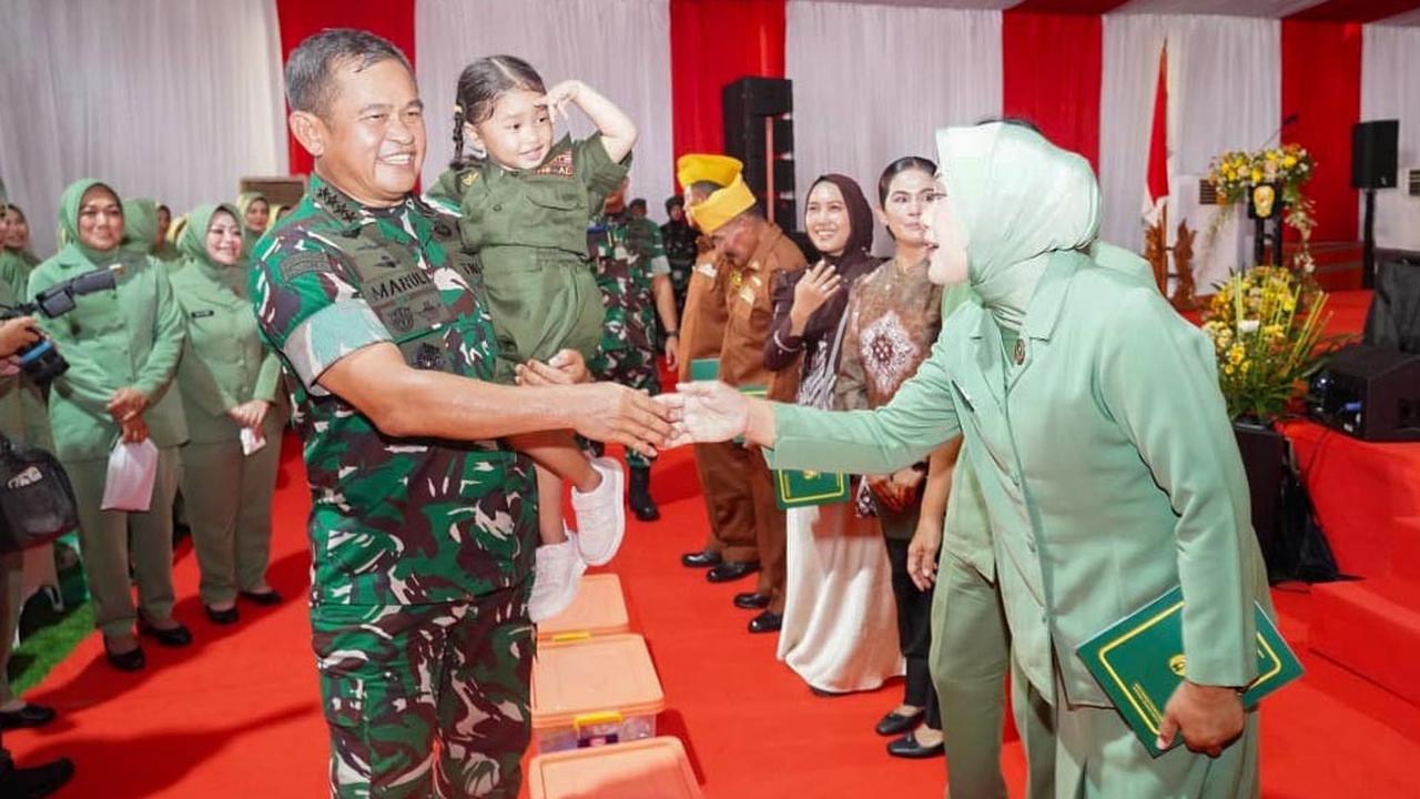 FOTO: Momen Penuh Keakraban Kasad Jenderal Maruli Bersama Anak-Anak Prajurit TNI AD