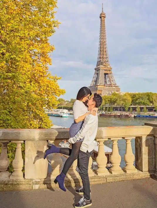 Lihat gaya kompak Valencia Tanoe dan Kevin Sanjaya berlibur di Paris, bak prewedding. @valenciatanoe.
