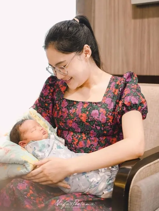 Potret bahagia menjalani pemotretan dengan mengenakan pakaian motif bunga. Sekedar informasi, Nella Kharisma dan Dory Harsa dikaruniai anak kedua pada Kamis 23 Maret 2023.  [Instagram/nellakharisma]