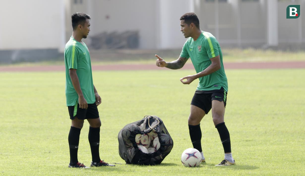 Pemain Timnas Indonesia, Beto Goncalves, berdiskusi dengan Muhammad Hargianto, usai latihan di Stadion Madya Senayan, Jakarta, Rabu (21/11). Latihan ini persiapan jelang laga Piala AFF 2018 melawan Filipina. (Bola.com/M. Iqbal Ichsan)