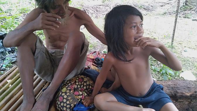 Orang rimba tinggal di bawah pondok yang berada di perkebunan sawit masyarakat di pedalaman Merangin, Jambi, Jumat (21/2/2020). (Liputan6.com / Gresi Plasmanto)