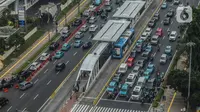 Sejumlah kendaraan melintas di kawasan Bundaran HI, Jakarta, Kamis (19/12/2019). Dishub DKI Jakarta mengklaim sudah melampaui target mengatasi kemacetan. (Liputan6.com/Faizal Fanani)