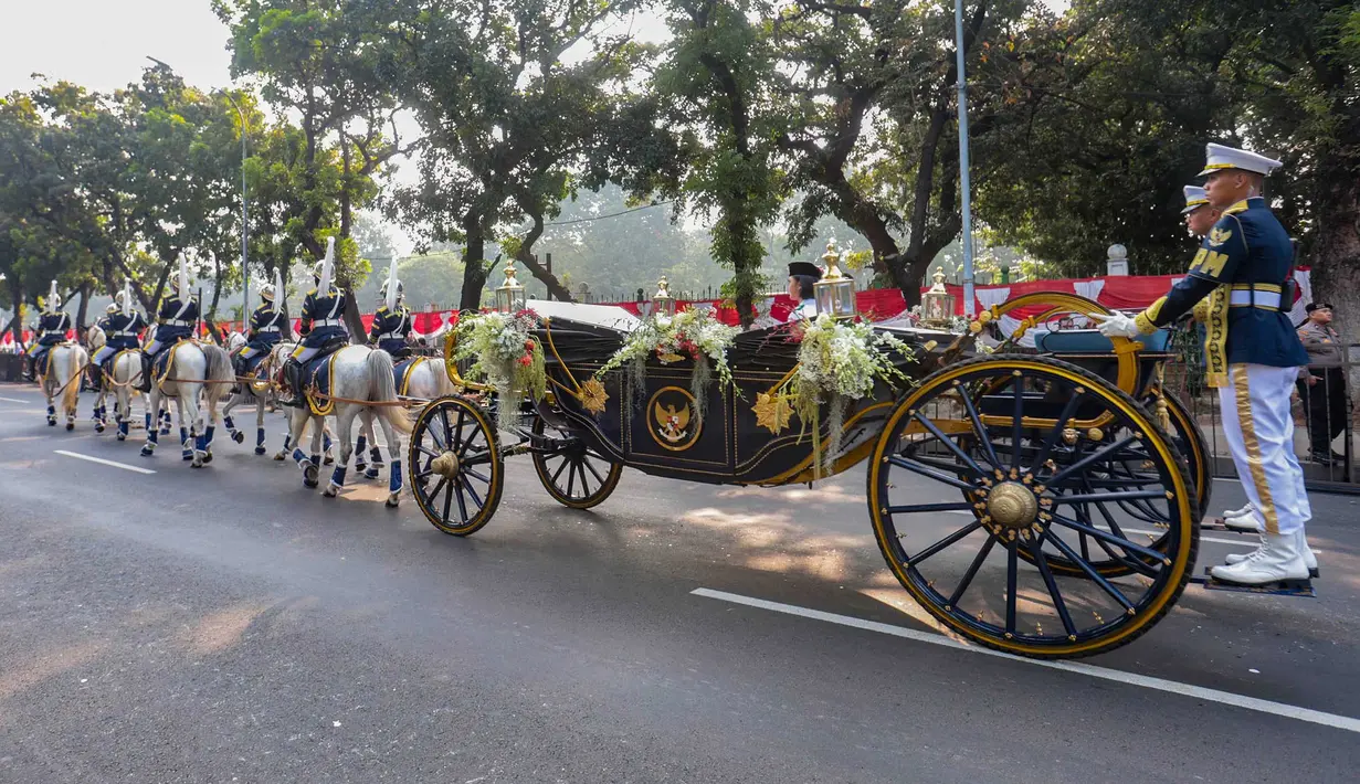 Purna Paskibraka Duta Pancasila 2025 membawa bendera pusaka dan naskah Proklamasi di atas kereta kencana Garuda Prabayaksa dari Monumen Nasional menuju Istana Merdeka dalam Kirab Merah Putih di Jakarta, Senin (17/8/2026). (KLY/ Budy Santoso)